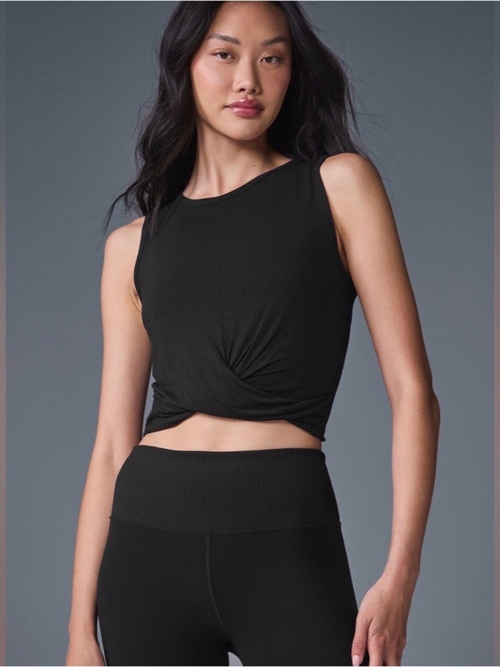 Alo Twist-Front Crop Tank Top - black